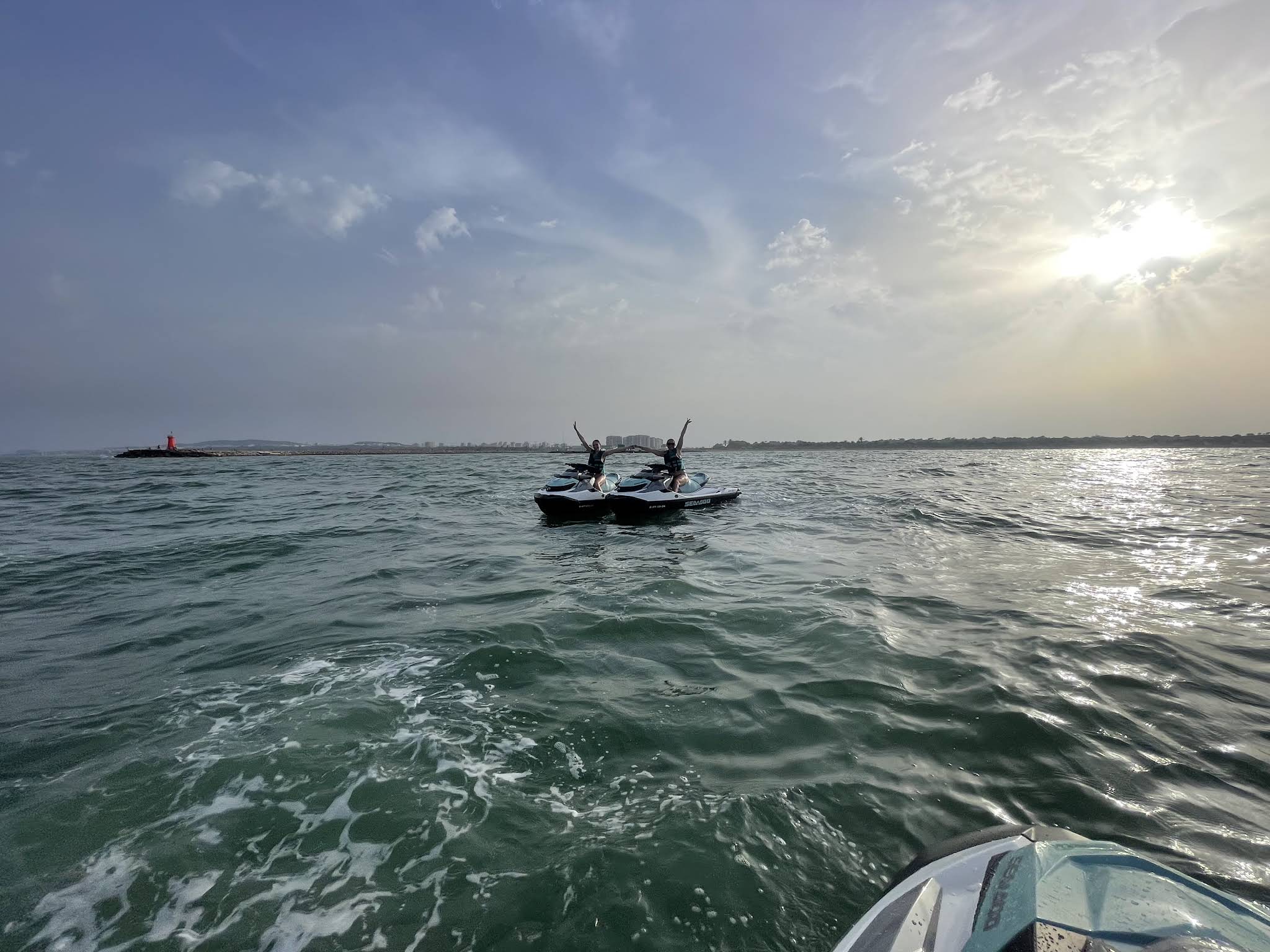 Dos motos de agua al atardecer en la costa de Guardamar