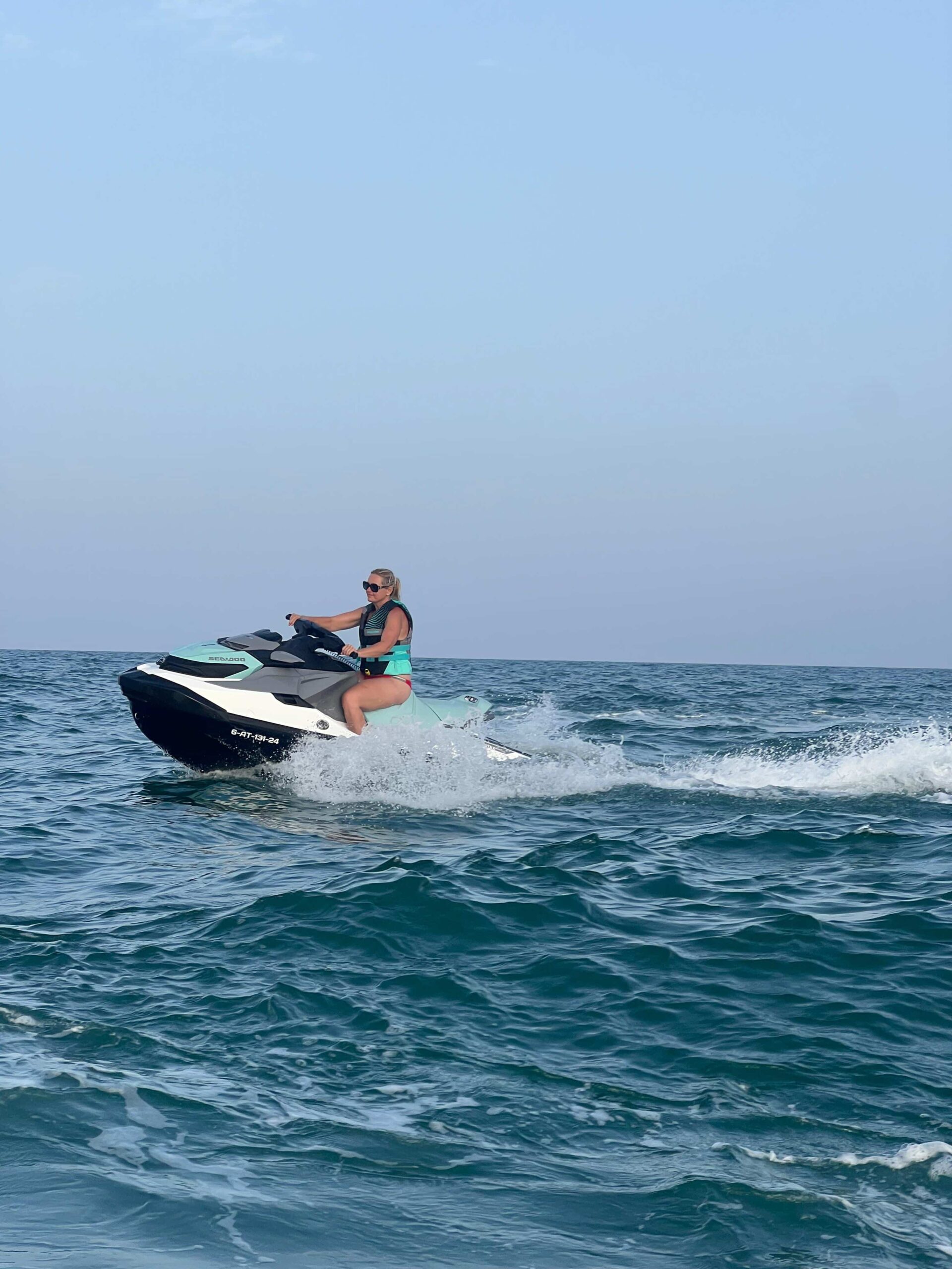 Persona navegando en moto de agua por el mar de Guardamar