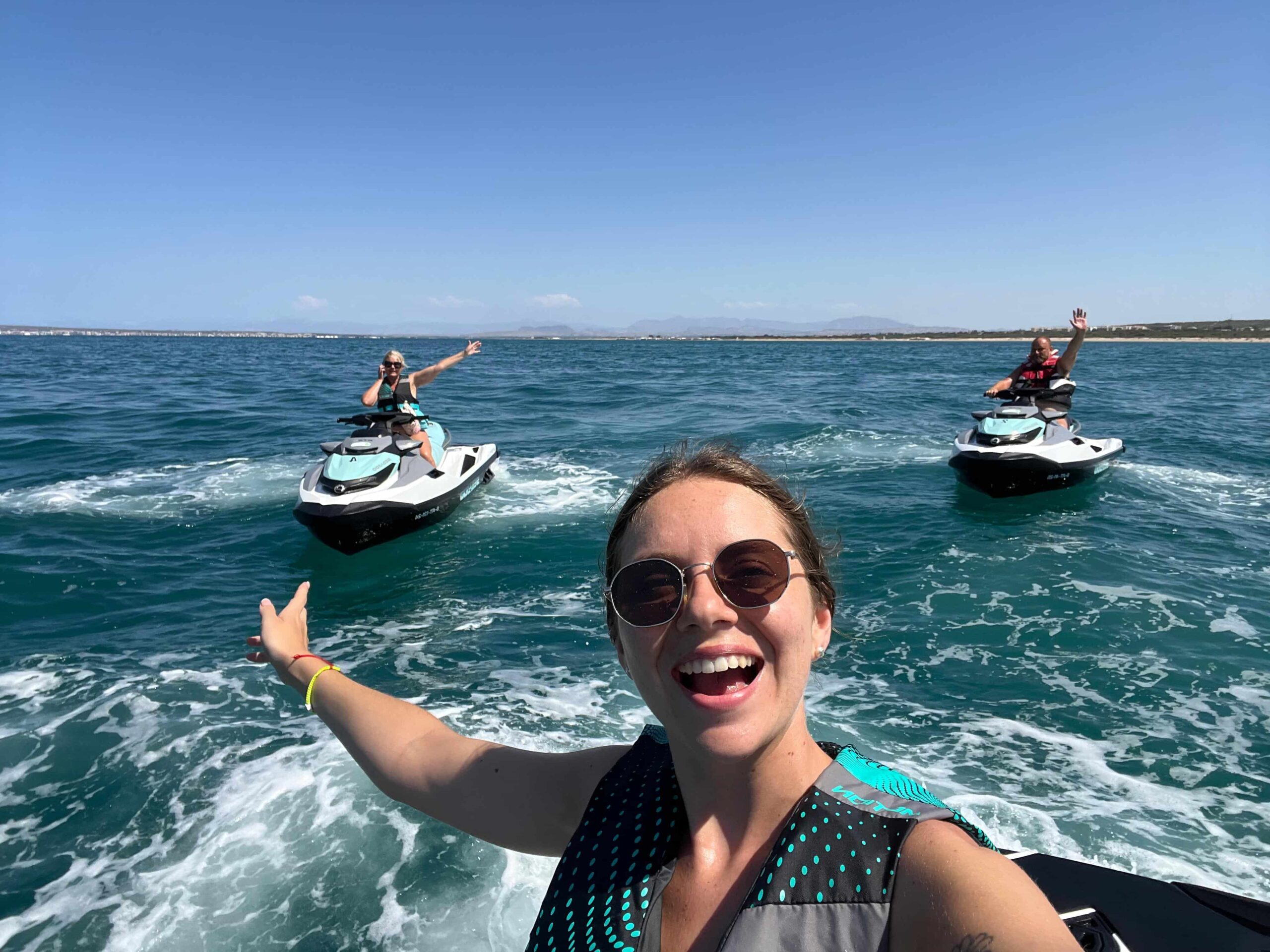 Grupo disfrutando de motos de agua en el mar de Guardamar