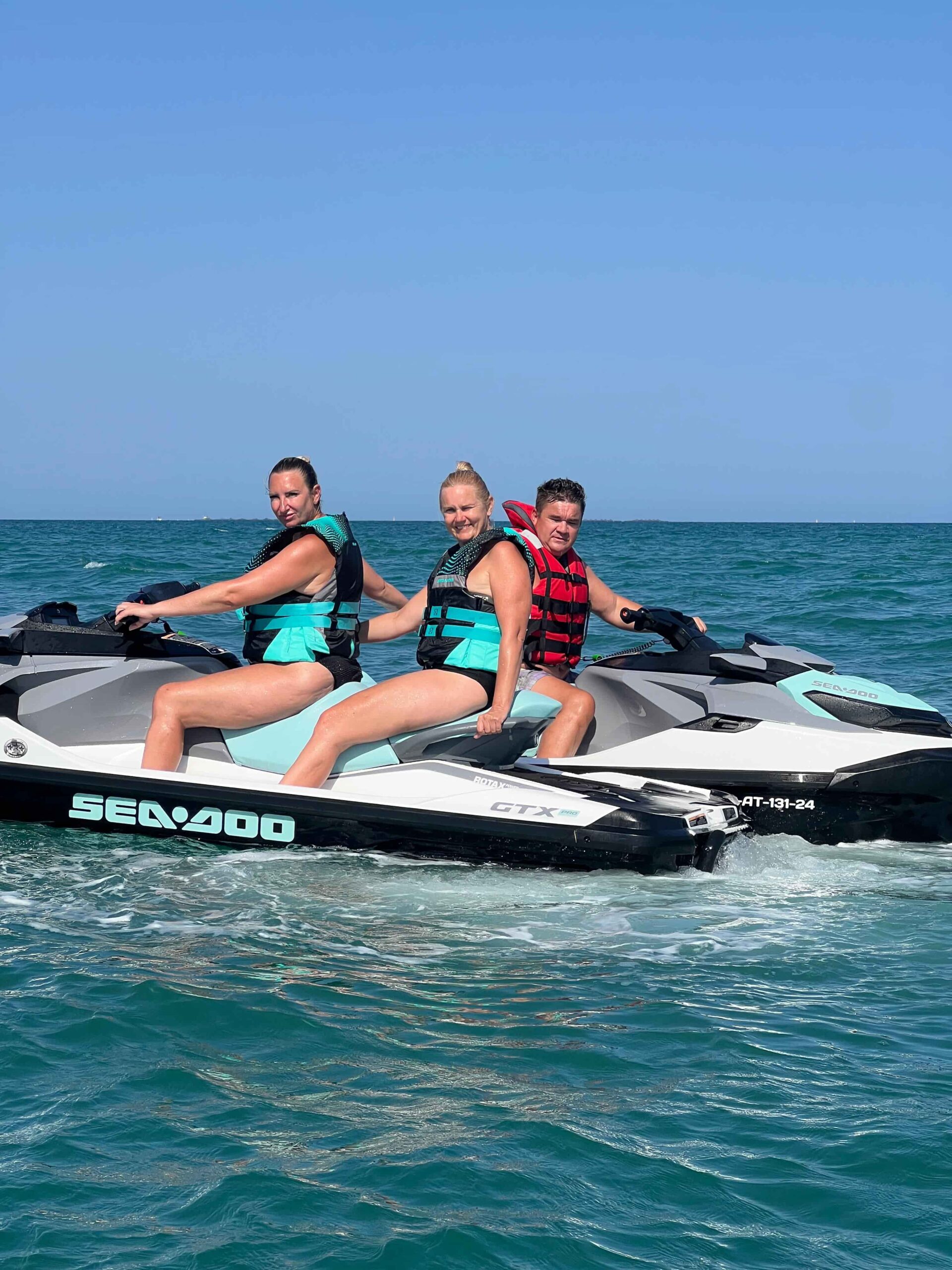 Tres amigos sobre motos de agua Sea-Doo en Guardamar